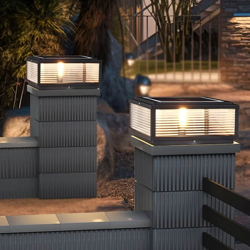 Vierkante Buiten Sokkel Lamp Met Geribbeld Glas En Aluminium Behuizing Voor Tuinpad En Oprit | Sansoti