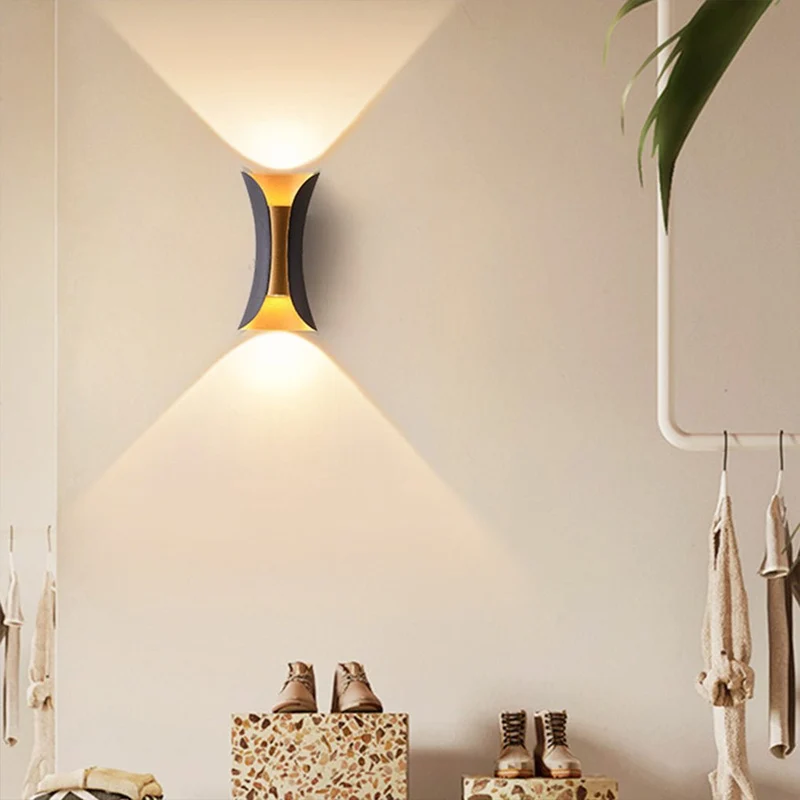 Moderne Up Down Buiten Wandlamp Met IP54 Bescherming En Aluminium Behuizing | Sansoti