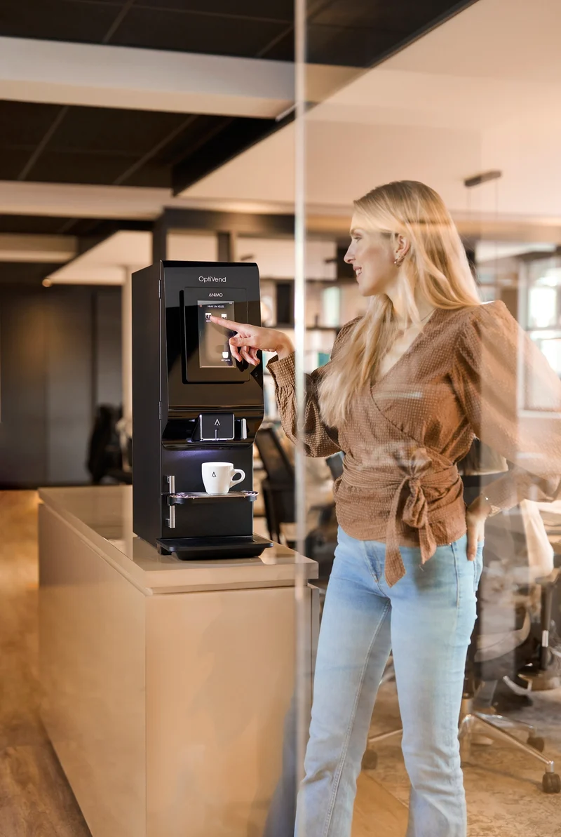 Animo OptiVend 32S Touch - compacte instant koffieautomaat - instant koffiemachine met 3 canisters voor koffie, topping en cacao - tot ca. 50FTE