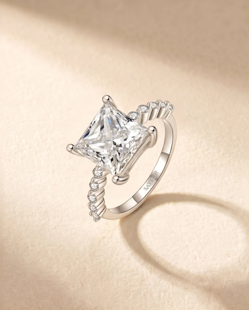 Satéur Lumière Ciselée Diamond Ring™, 18K White Gold