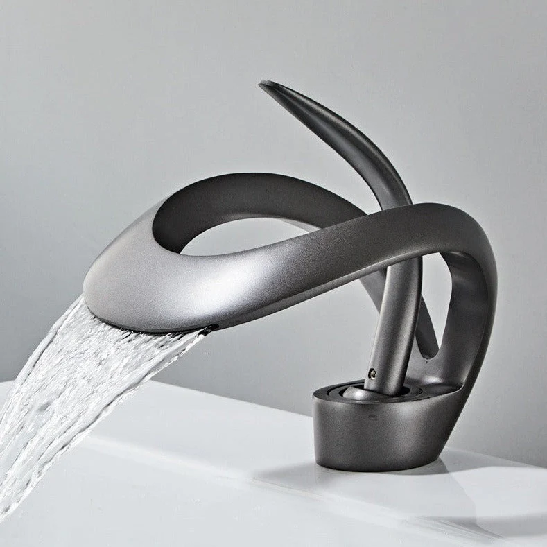 FlowArc – Moderne gebogen wastafelkraan voor de badkamer met watervaluitloop en minimalistische bediening
