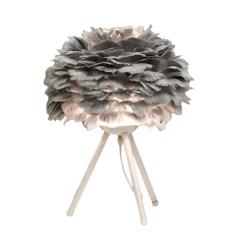 FeatherGlow – Elegante Tafellamp met Dromerige Veerdetails voor een Sfeervol Interieur